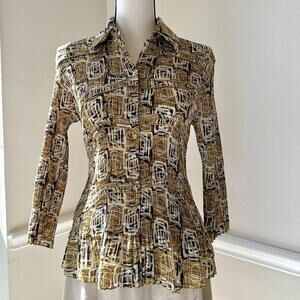 Neutral toned preppy geometric print pleated accordion stretchy button down top